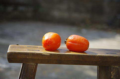 Persimmon, Obst, draussen, Bank, Lebensmittel, Frische, reif, Gemüse, Natur, organisch, Holz - Material, orange Farbe, gesundes Essen, draußen, Essen und Trinken, keine Leute, Wohlbefinden, Fokus auf den Vordergrund, Tag, Nahansicht, Sitz, Tabelle, Stillleben, Sonnenlicht, selektiver Fokus, 4K, CC0, gemeinfrei, lizenzfrei