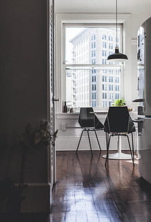 Preto, lampada pendurada, mesa, dois, cadeiras, janela, pingente, luminária, dentro de casa, moderno, ninguém, cadeira, sala doméstica, mobília, arquitetura, pavimento, interior de casa, decoração, apartamento, desenhar, recurso de construção de parede, escritório, luxo, porta, assento, vaso de planta, ausência, dia, vidro - material, esvaziar, o negócio, transparente, piso de madeira de lei, plantar, piso frio, planta de casa, 5K, CC0, domínio público, royalty free