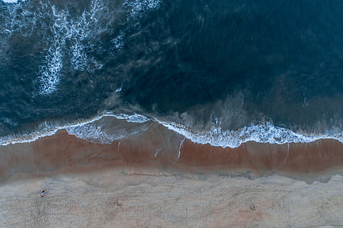 antenowy, fotografia, linia brzegowa, fale morskie, ocean, plaża, niebieski, fale, marszczyć, morze, piasek, warkot, osoba, wafe, woda, piękno natury, żadnych ludzi, Natura, fala, środowisko, wylądować, ruch, na dworze, scenics - natura, dzień, krajobraz, wysoki kąt widzenia, solidny, sport wodny, geologia, moc w naturze, 4K, CC0, domena publiczna, darmowe zdjęcia