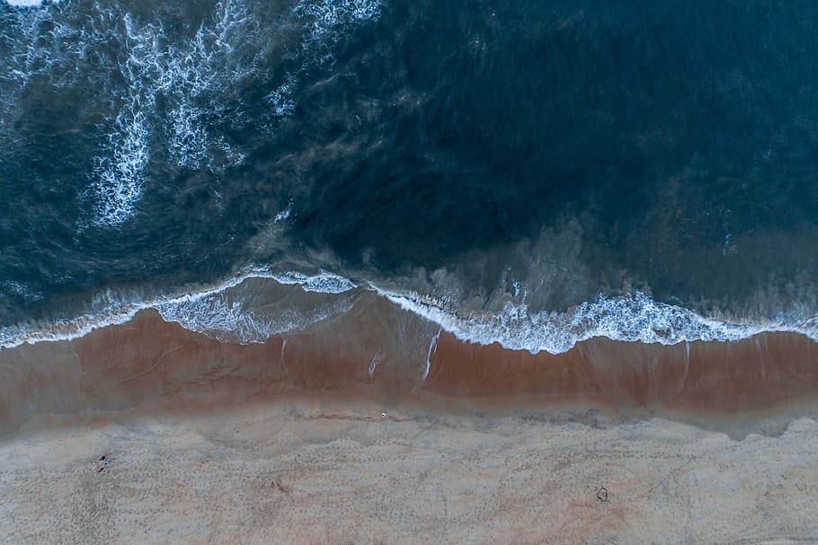 antenowy, fotografia, linia brzegowa, fale morskie, ocean, plaża, niebieski, fale, marszczyć, morze, piasek, warkot, osoba, wafe, woda, piękno natury, żadnych ludzi, Natura, fala, środowisko, wylądować, ruch, na dworze, scenics - natura, dzień, krajobraz, wysoki kąt widzenia, solidny, sport wodny, geologia, moc w naturze, 4K