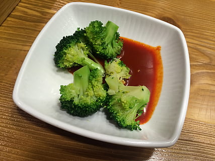 broccoli, andet kapitel, grøntsag, mad, mad og drikke, friskhed, bord, sund kost, velvære, plade, indendørs, klar til at spise, ingen mennesker, stilleben, tæt på, grøn farve, høj vinkel visning, grøn, portionsstørrelse, skål, direkte over, porcelæn, fristelse, snack, 2K, CC0, offentligt domæne, royaltyfrie