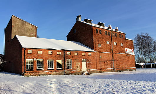 Fabrik, die Architektur, Winter, Gebäude, industriell, Wintertag, Brauerei, historische Gebäude, das Backsteingebäude, Fassade, Backsteinfassade, draussen, Museum, Fenster, Fabrikgebäude, Schnee, tomtemuseum, Mellerud, Schweden, kalte Temperatur, Gebäudehülle, gebaute Struktur, Natur, Stadt, Straße, Haus, Himmel, keine Leute, draußen, Wohngegend, Backstein, Tag, Landschaft, schneit, 4K, CC0, gemeinfrei, lizenzfrei