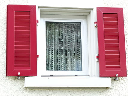 vindue, skodder, rød, hvid, gardiner, hjem, facade, bygning, Direkte, arkitektur, bygning udvendig, bygget struktur, dør, hus, indgang, lukket, dag, ingen mennesker, boligområde, udendørs, sikkerhed, beskyttelse, hvid farve, natur, åben, vinduesramme, 2K, CC0, offentligt domæne, royaltyfrie