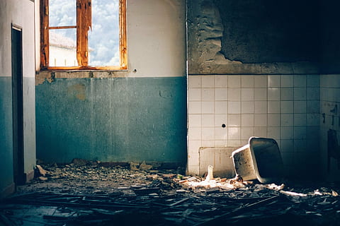 bílá plastová nádoba, budova, zničeny, zničení, zničit, katastrofa, opuštěný, špinavý, demolice, poškozen, zničil, trosky, suť, Dům, renovace, strašidelný, chaotický, uvnitř, odpadky, starý, run-down, nehygienický, hrůza, temný, nikdo, zlomený, absence, prázdný, hnijící, špatný stav, zastaralý, domácí místnost, okno, architektura, špína, stavba, domácí interiér, podlaha, zhoršení, zbourán, 1080P