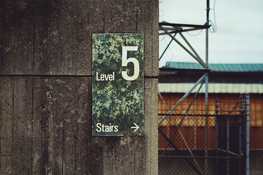 Level 5 Treppenbeschilderung, Level 5, Treppe, Beschilderung, Zeichen, draußen, Nummer, Text, Tag, Nahansicht, keine Leute, gebaute Struktur, Kommunikation, die Architektur, westliche Schrift, Fokus auf den Vordergrund, Metall, Zaun, Gebäudehülle, Information, Grenze, Barriere, Sicherheit, 4K