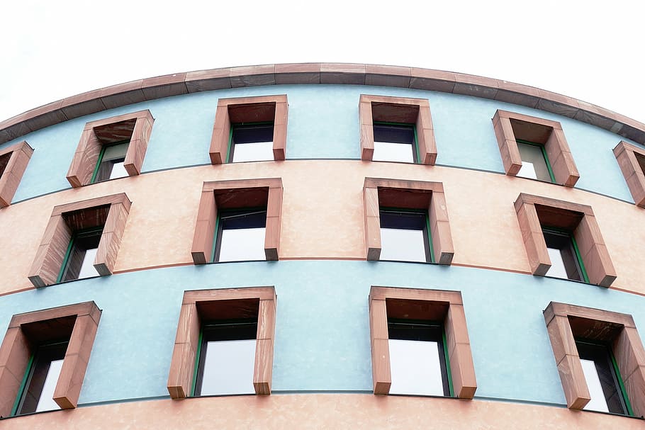 blau, beix, concret, edifici, edificis, estructura, arquitectura, disseny, línies, forats, obertures, finestra, exterior de l'edifici, estructura construïda, apartament, façana, modern, cel, abandonat, cap gent, vista d’angle baix, dia, naturalesa, a l'aire lliure, vidre - material, cel clar, industria de la construcció, indústria, buit, vell, destrucció, ciutat, 1080P