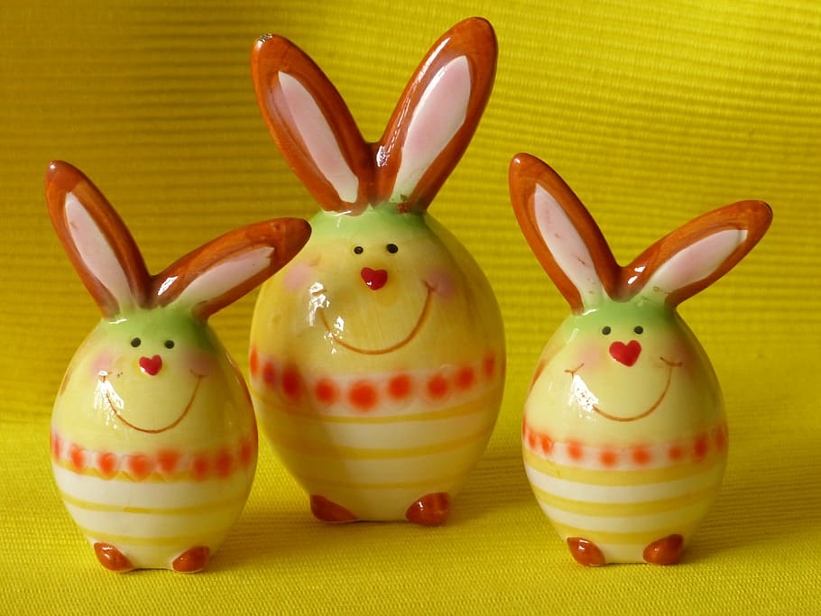tres, groc-vermell i blanc, ceràmica, figuretes de conill, llebre, conill de Pasqua, figura, porcellana, so, colorit, pintat, deco, decoració, ou, ou de Pasqua, cara, herzchen, figureta, decoració de pasqua, estat de Pasqua, família de Pasqua, família del conill de Pasqua, riure, alegre, amable, bonic, Pasqua, conill - animal, color rosa, festa, celebració, representació animal, representació, art i artesania, mamífer, a l'interior, cap gent, creativitat, animal, menjar, vacances - esdeveniment, 4K