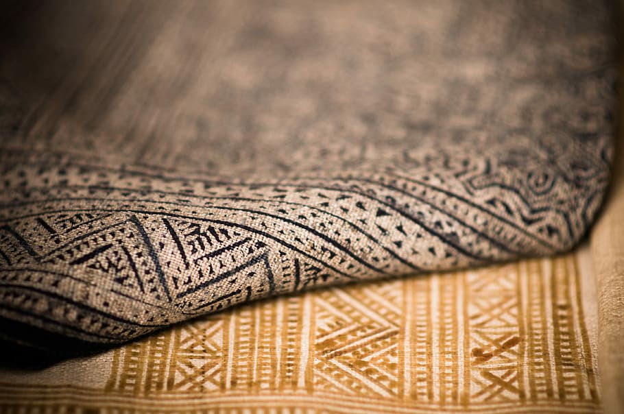 tancar, mostra, textura, dos, diferent, estampat, catifes, sense títol, patró, teixit, tèxtil, catifa, cosir, cobrellit, blau, vietnam, muntanya, hmong, batik, primer pla, a l'interior, cap gent, creativitat, artesania, enfocament selectiu, llana, art i artesania, material de fusta, història, el passat, material, antiguitat, vell, indústria tèxtil, brodats, 4K