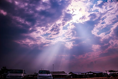 Sky, himlen, afspejling, sky - himmel, himmel, transportform, transportmidler, natur, storm, skønhed i naturen, bil, motor køretøj, ingen mennesker, dramatisk himmel, arkitektur, solstråle, land køretøj, by, overskyet, scenics - natur, miljø, bygning udvendig, lilla, ildevarslende, 5K, CC0, offentligt domæne, royaltyfrie