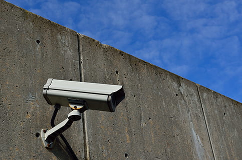 gri, bullet-camera de securitate, perete, CCTV, Securitate, aparat foto, camera de securitate, intimitate, supraveghere, sisteme de securitate, pază, sigur, monitorizarea, camera de supraveghere, spion, temniță, politie, tocat, dom, crimă, guvern, montare pe perete, tehnologie, Siguranță, protecţie, nici o persoana, cer, industrie, metal, sistem de securitate, a închide, conexiune, arhitectură, construită, peretele din jur, albastru, în aer liber, beton, fratele mare - conceptul oro-lian, echipament de siguranta, 4K, CC0, domeniu public, fără drepturi de autor