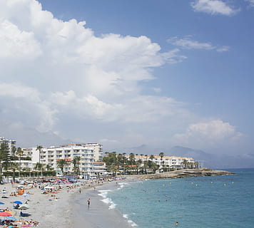 strand, nerja, skyer, hav, mennesker, solbadning, sommer, kystlinje, ferier, himmel, vand, sky - himmel, arkitektur, bygning udvendig, bygget struktur, jord, by, natur, bygning, dag, tilfældige mennesker, skønhed i naturen, sand, boligområde, udendørs, nautiske fartøj, placere, Beliggenhed, 1080P, CC0, offentligt domæne, royaltyfrie