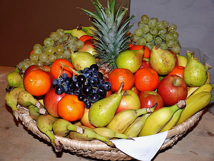 kosz, owoce, brązowy, powierzchnia, jabłko, apetyczny, Gruszka, gruszki, jeść, frisch, mieszanka owoców, jesień, jesienne wrażenia, pyszne, owoc, martwa natura, winogrona, witaminy, białe winogrona, zdrowe odżywianie, jedzenie, jedzenie i picie, dobre samopoczucie, świeżość, duża grupa obiektów, banan, Ananas, zmiana, wybór, żadnych ludzi, owoc tropikalny, kolor pomarańczowy, owoc cytrusowy, jabłko - owoc, Pomarańczowy, drewno - materiał, dojrzały, 2K, CC0, domena publiczna, darmowe zdjęcia