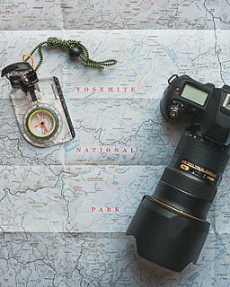 sort, nikon dslr kamera, kort, kamera, kompas, udforskning, vejledning, linse, rejse, ingen mennesker, tæt på, dag, stilleben, indendørs, tekst, meddelelse, verdenskort, retning, teknologi, ferie, planlægning, turisme, forberedelse, kamera - fotografisk udstyr, personlige tilbehør, 4K, CC0, offentligt domæne, royaltyfrie