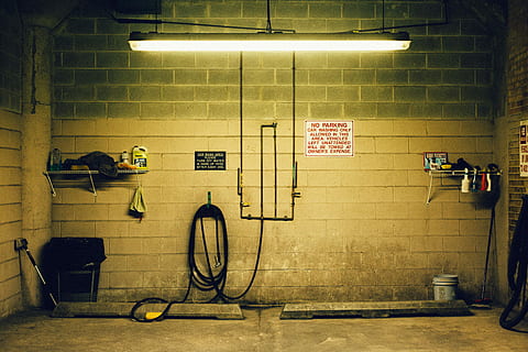 parcheggio interno, trasformato, fluorescente, luce, parete, mattone, buio, luci, box auto, cartello, comunicazione, caratteristica della parete, architettura, illuminato, struttura costruita, mezzi di trasporto, testo, muro di mattoni, in casa, nessuno, informazione, bicicletta, segnale di pericolo, notte, simbolo della freccia, modo di trasporto, segno di informazione, 5K, CC0, dominio pubblico, privo di copyright