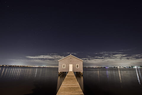 Brun, bungalowhus, centrum, hav, bungalow, hus, ocean, dok, vand, natur, sø, himmel, landskab, udendørs, afspejling, ingen mennesker, dag, arkitektur, nat, bygget struktur, stjerne - rum, bygning udvendig, belyst, mole, scenics - natur, ro, skønhed i naturen, bygning, astronomi, sky - himmel, plads, 4K, CC0, offentligt domæne, royaltyfrie