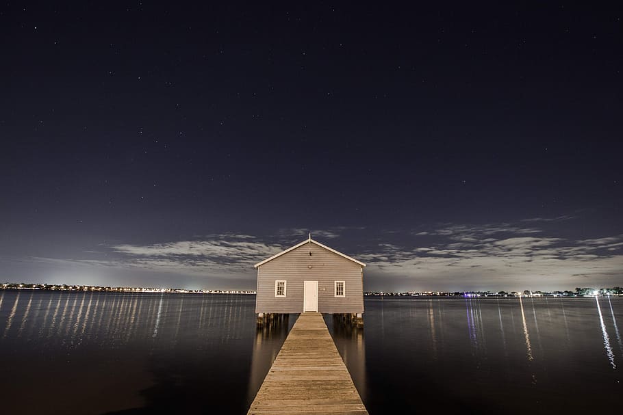 Brun, bungalowhus, centrum, hav, bungalow, hus, ocean, dok, vand, natur, sø, himmel, landskab, udendørs, afspejling, ingen mennesker, dag, arkitektur, nat, bygget struktur, stjerne - rum, bygning udvendig, belyst, mole, scenics - natur, ro, skønhed i naturen, bygning, astronomi, sky - himmel, plads, 4K
