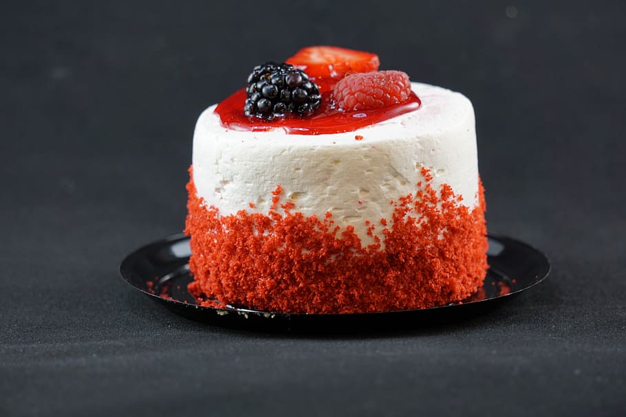 pastís de maduixa, negre, placa, pastís, cafeteria, postres, cafè, pastissos, menjar, productes, gourmet, fruita, menjar dolç, pastisseria, refresc, frescor, fleca, vermell, crema, pastís de formatge, menjar i beguda, fruites de baies, alimentació saludable, a l'interior, tir de l'estudi, dolç, fons negre, primer pla, nabiu, maduixa, indulgència, cap gent, natura morta, gerds, temptació, decorar, 5K