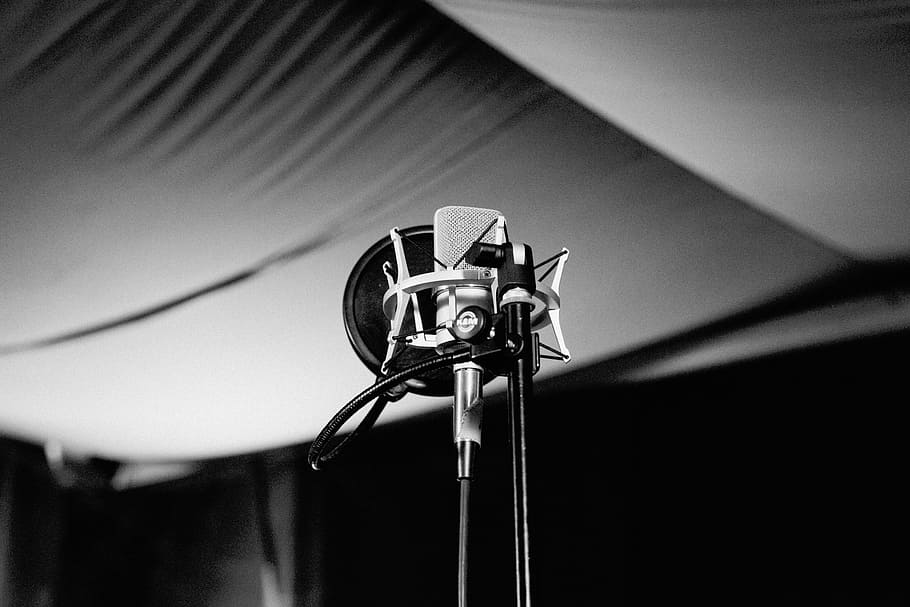 mikrofon, hudba, záznam, kondenzátor, pop, filtr, Černý a bílý, ve stupních šedi, technologie, nikdo, zaměřit se na popředí, detail, fotografická témata, sdělení, nízký úhel pohledu, uvnitř, den, fotoaparát - fotografické vybavení, Příroda, umělecká kultura a zábava, nebe, fotografické vybavení, zařízení, vysílání, stín, osvětlovací zařízení, 2K
