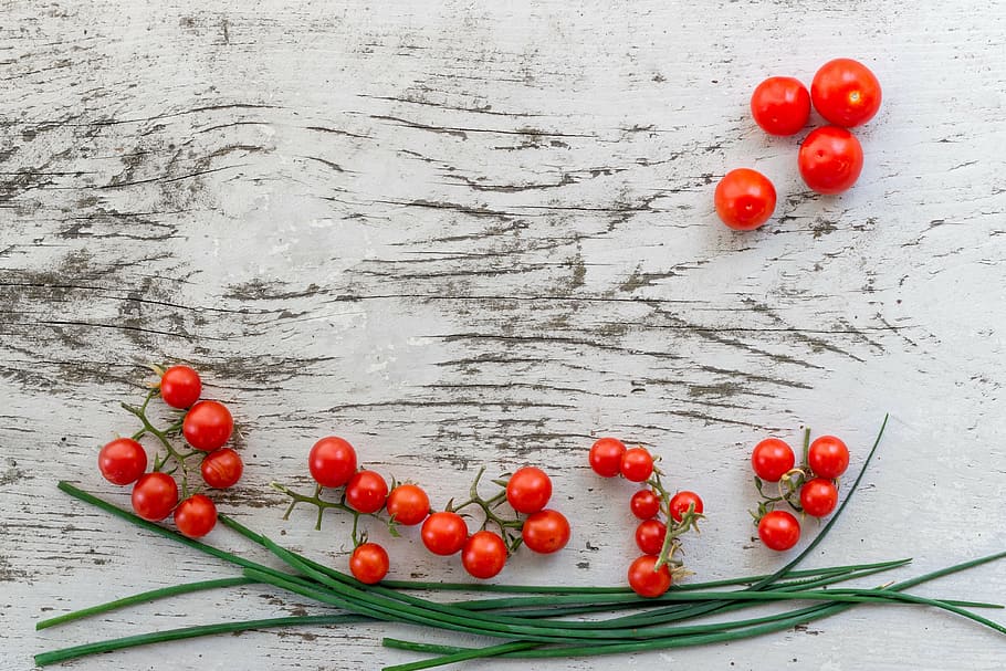 aèria, fotografia, vermell, tomàquets, superior, vista, cirera, blanc, fusta, superfície, tomàquet, fruita, vegetals, menjar, verd, full, taula, alimentació saludable, menjar i beguda, frescor, cap gent, primer pla, aigua, material de fusta, benestar, natura morta, tomàquet cherry, a l'interior, directament a sobre, vista d’angle alt, planta, paper, madur, productes de la terra, 4K
