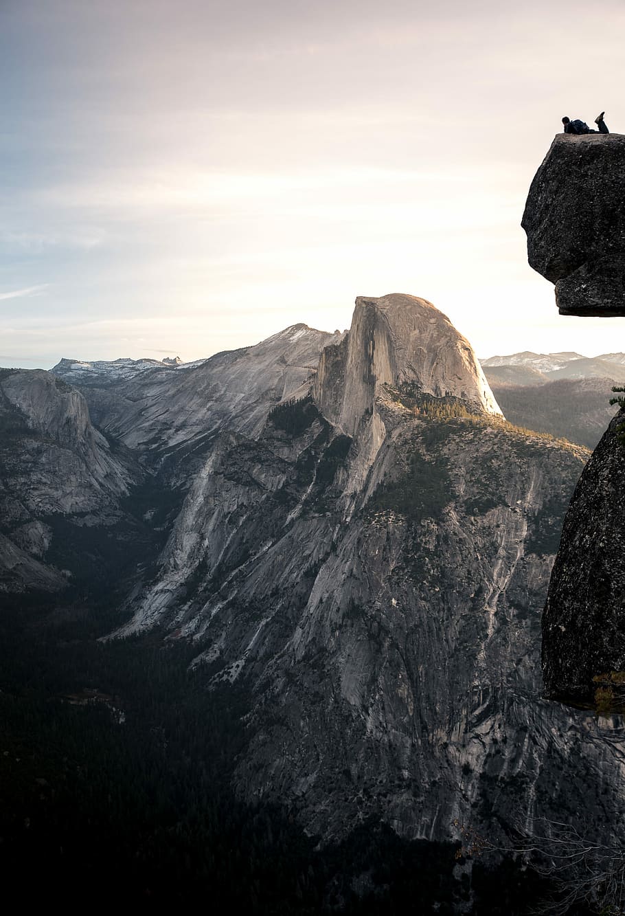 mand, top, stenfotografi, mand ling, klint, dagtimerne, bjerg, klippe, klippeafsats, person, himmel, skønhed i naturen, scenics - natur, rolig scene, bjergkæde, ro, solid, rock-objekt, natur, ikke-urbane scene, rock formation, miljø, fysisk geografi, geologi, idyllisk, Rocky Mountains, landskab, sky - himmel, formation, ingen mennesker, udendørs, bjergtop, eroderet, 5K