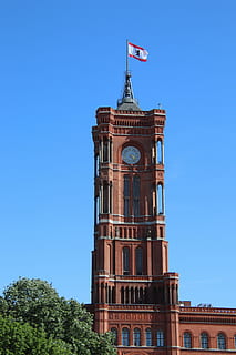 Berlin, rot, Rathaus, Turm, Uhr, Flagge, rotes Rathaus, Zuhause, die Architektur, Sehenswürdigkeiten, Deutschland, Alexanderplatz, historisch, Gebäude, Tourismus, Touristenattraktion, gebaute Struktur, Gebäudehülle, Himmel, klarer Himmel, Flachwinkelansicht, Blau, Natur, Reiseziele, keine Leute, Geschichte, die Vergangenheit, Baum, Glockenturm, kopieren sie platz, Reise, Tag, 5K, CC0, gemeinfrei, lizenzfrei