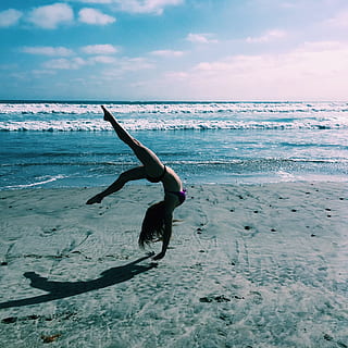 mar, paisaje, cielo, playa, acción, nubes, ejercicio, hembra, aptitud, divertido, gimnasia, horizonte, ocio, movimiento, Oceano, al aire libre, recreación, arena, costa, sombra, deporte, verano, navegar, viaje, vacaciones, agua, olas, longitud total, actividad de ocio, gente real, tierra, estilos de vida, una persona, horizonte sobre el agua, nube - cielo, belleza en la naturaleza, paisajes - naturaleza, naturaleza, día, parada de manos, habilidad, 1080P, CC0, dominio público, libre de derechos