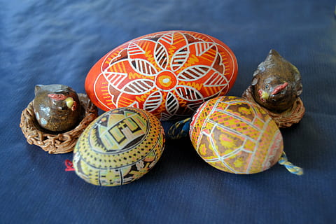 Lieldienas, deco, Lieldienu olas, vistu ola, zosu olu, keramika, cāļiem, māksla, tuvu, apdare, priecīgas Lieldienas, Lieldienu tēma, lāpīt, kultūras, ēdiens, svinības, grezns, pārtika un dzērieni, telpās, nav cilvēku, Klusā daba, tabula, objektu grupa, tuvplāns, veselīga ēšana, modeli, māksla un amatniecība, ola, svaigumu, raksturs, augsts leņķa skats, labklājību, koksne - materiāls, radošumu, vidēja objektu grupa, ziedu rakstu, 4K, CC0, publiskais domēns, bez atlīdzības