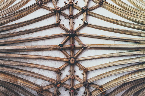 schließen, Fotografie, braun, hölzern, Dekor, Decke, Design, Innere, modern, die Architektur, Innenarchitektur, moderne Architektur, Innen-, Muster, Vollbild, keine Leute, gebaute Struktur, Hintergründe, Flachwinkelansicht, drinnen, Tag, gestalten, architektonisches Merkmal, Kunst und Handwerk, Holz - Material, Gebäude, Nahansicht, Geometrische Figur, direkt darunter, aufwendig, Blumenmuster, Architektur und Kunst, Dachbalken, 4K, CC0, gemeinfrei, lizenzfrei