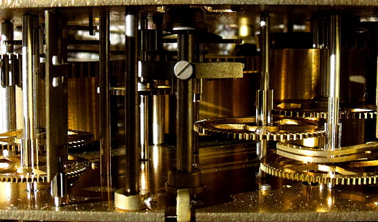 Nahansicht, Foto, Uhr, Innere, Uhrwerk, Bewegung, Metall, Messing-, Getriebe, Essen und Trinken, Alkohol, Getränk, Erfrischung, beleuchtet, Nacht-, Geschäft, keine Leute, Lebensmittel- und Getränkeindustrie, Bar - Getränkehaus, drinnen, Kunst, Kultur und Unterhaltung, Glas - Material, Reflexion, Musik-, Flasche, goldfarben, in einer Reihe, Industrie, Nachtleben, silberfarben, Luxus, 1080P, CC0, gemeinfrei, lizenzfrei