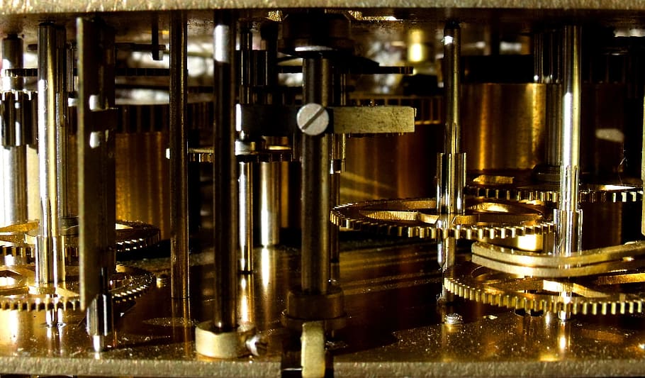 Nahansicht, Foto, Uhr, Innere, Uhrwerk, Bewegung, Metall, Messing-, Getriebe, Essen und Trinken, Alkohol, Getränk, Erfrischung, beleuchtet, Nacht-, Geschäft, keine Leute, Lebensmittel- und Getränkeindustrie, Bar - Getränkehaus, drinnen, Kunst, Kultur und Unterhaltung, Glas - Material, Reflexion, Musik-, Flasche, goldfarben, in einer Reihe, Industrie, Nachtleben, silberfarben, Luxus, 1080P