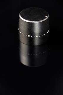 ovladač, objem, knauf, tlačítko, otočné kolo, studio shot, černé pozadí, uvnitř, nikdo, detail, jeden objekt, fotografická témata, technologie, fotografické vybavení, stálý život, fotoaparát - fotografické vybavení, čočka - oko, vystříhnout, kopie prostor, vysoký úhel pohledu, objektiv - optický přístroj, Černá barva, kov, stříbrné barvy, zařízení, ocel, osobní příslušenství, 2K, CC0, veřejná doména, bez autorských práv