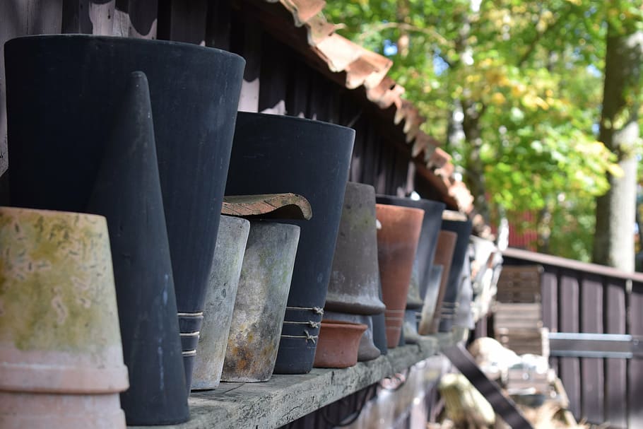 jardí, olla, olles, verd, estiu, flors, plantes, plantar, floració, terracota kruka, planta, flor, estructura construïda, arquitectura, dia, cap gent, centrar-se en primer pla, espiritualitat, religió, naturalesa, creença, en fila, a l'aire lliure, lloc de culte, primer pla, arbre, edifici, enfocament selectiu, material de fusta, equip religiós, 5K