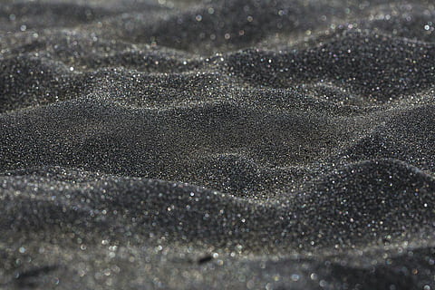 sabbia nera, macro, sabbia, nero, sfocato, sfocatura, messa a fuoco, profondità, dettaglio, spiaggia, dune, mare, sfondo, struttura, sfondi, modello, astratto, avvicinamento, natura, strutturato, fotogramma intero, nessuno, terra, messa a fuoco selettiva, giorno, acqua, bellezza nella natura, all'aperto, la tranquillità, vista dall'alto, luce del sole, 5K, CC0, dominio pubblico, privo di copyright