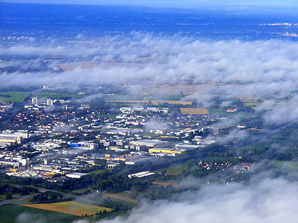 núvol, cel, blanc, avió, dia, la bruma, sòl, edifici, exterior de l'edifici, arquitectura, ciutat, estructura construïda, vista d’angle alt, paisatge urbà, vista aèria, naturalesa, medi ambient, multitud, ple de gent, núvol - cel, a l'aire lliure, barri residencial, paisatge, 2K, CC0, domini públic, lliure de regalies