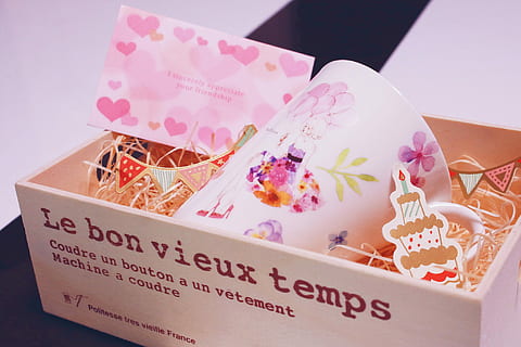 le, Vieux Temps Machine, coudre, bon, vieux, temps, maszyna, prezent, pudełko - pojemnik, żadnych ludzi, uroczystość, święta i uroczystości, kolorowe tło, kolor różowy, zbliżenie, kwiat, martwa natura, tekst, wewnątrz, porozumiewanie się, roślina kwitnąca, pismo zachodnie, pudełko, jedzenie i picie, papier, jedzenie, pojemnik, studio strzał, słodkie jedzenie, 1080P, CC0, domena publiczna, darmowe zdjęcia