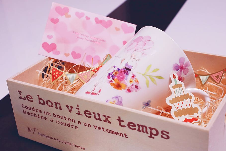 Le, màquina de temps vieux, coudre, bon, vieux, temps, màquina, regal, caixa-contenidor, cap gent, celebració, festes i celebracions, fons de colors, color rosa, primer pla, flor, natura morta, text, a l'interior, comunicació, planta amb flors, guió occidental, Caixa, menjar i beguda, paper, menjar, contenidor, tir de l'estudi, menjar dolç, 1080P