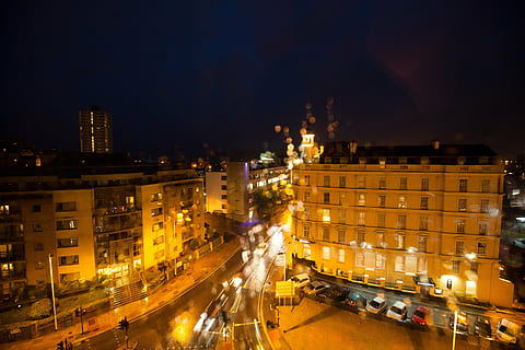 regn, reflekser, brydning, junction, Hotel, beboelsesbygninger, kontorbygning, Trafik, arkitektur, bygning, england, skumring, belyst, by, skyer, facade, støbt, orange, blå, parkering, autos, bygning udvendig, nat, transportmidler, transportform, bygget struktur, gade, bil, motor køretøj, vej, land køretøj, bevægelse, høj vinkel visning, byliv, gadebelysning, ingen mennesker, bybilledet, udendørs, natteliv, 5K, CC0, offentligt domæne, royaltyfrie