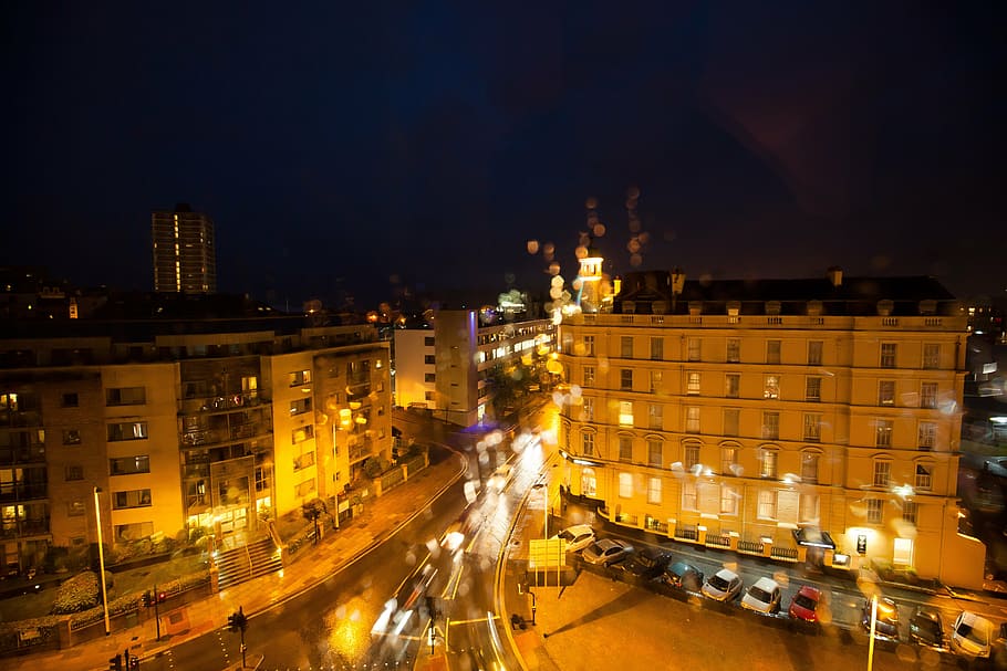 regn, reflekser, brydning, junction, Hotel, beboelsesbygninger, kontorbygning, Trafik, arkitektur, bygning, england, skumring, belyst, by, skyer, facade, støbt, orange, blå, parkering, autos, bygning udvendig, nat, transportmidler, transportform, bygget struktur, gade, bil, motor køretøj, vej, land køretøj, bevægelse, høj vinkel visning, byliv, gadebelysning, ingen mennesker, bybilledet, udendørs, natteliv, 5K