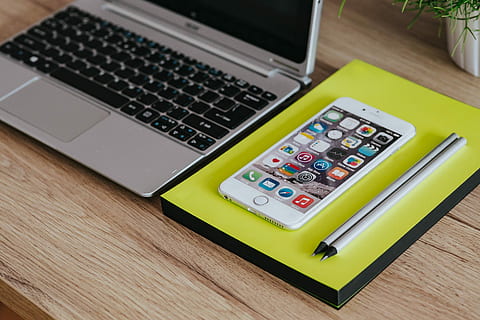 ordinateur portable acer argent, blanc, bloc-notes, en bois, bureau, argent, acer, portable, pomme blanche, iphone Apple, Pomme, iphone, travail, carnet, affaires, téléphone intelligent, crayon, ordinateur, La technologie, table, clavier d'ordinateur, pc, personne, Technologie sans fil, bois - matériau, la communication, lien, à l'intérieur, équipement informatique, clavier, vue grand angle, couleur verte, dispositif d'information portable, nature morte, meubles, 4K, CC0, domaine public, libre de droits