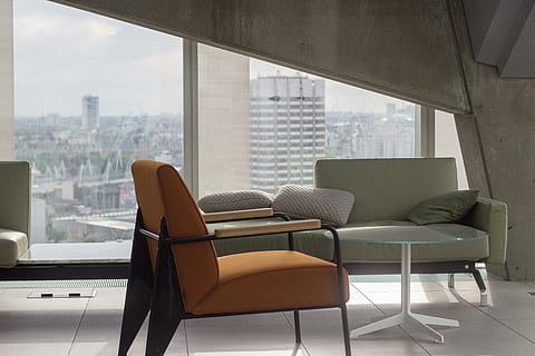 Foto, 2-gepolstert, Stühle, Tabelle, Glasfenster, gepolstert, Glas, Fenster, drinnen, Möbel, keine Leute, modern, Wohnraum, Dekor, die Architektur, gebaute Struktur, Stuhl, Architektur und Gebäude, Tag, Wohngebäude, Sitz, Glas - Material, Sessel, Abwesenheit, leeren, transparent, Büro, Stadt, Gebäude, Stadtbild, Kaffetisch, Luxus, Wolkenkratzer, Wohnung, 5K, CC0, gemeinfrei, lizenzfrei