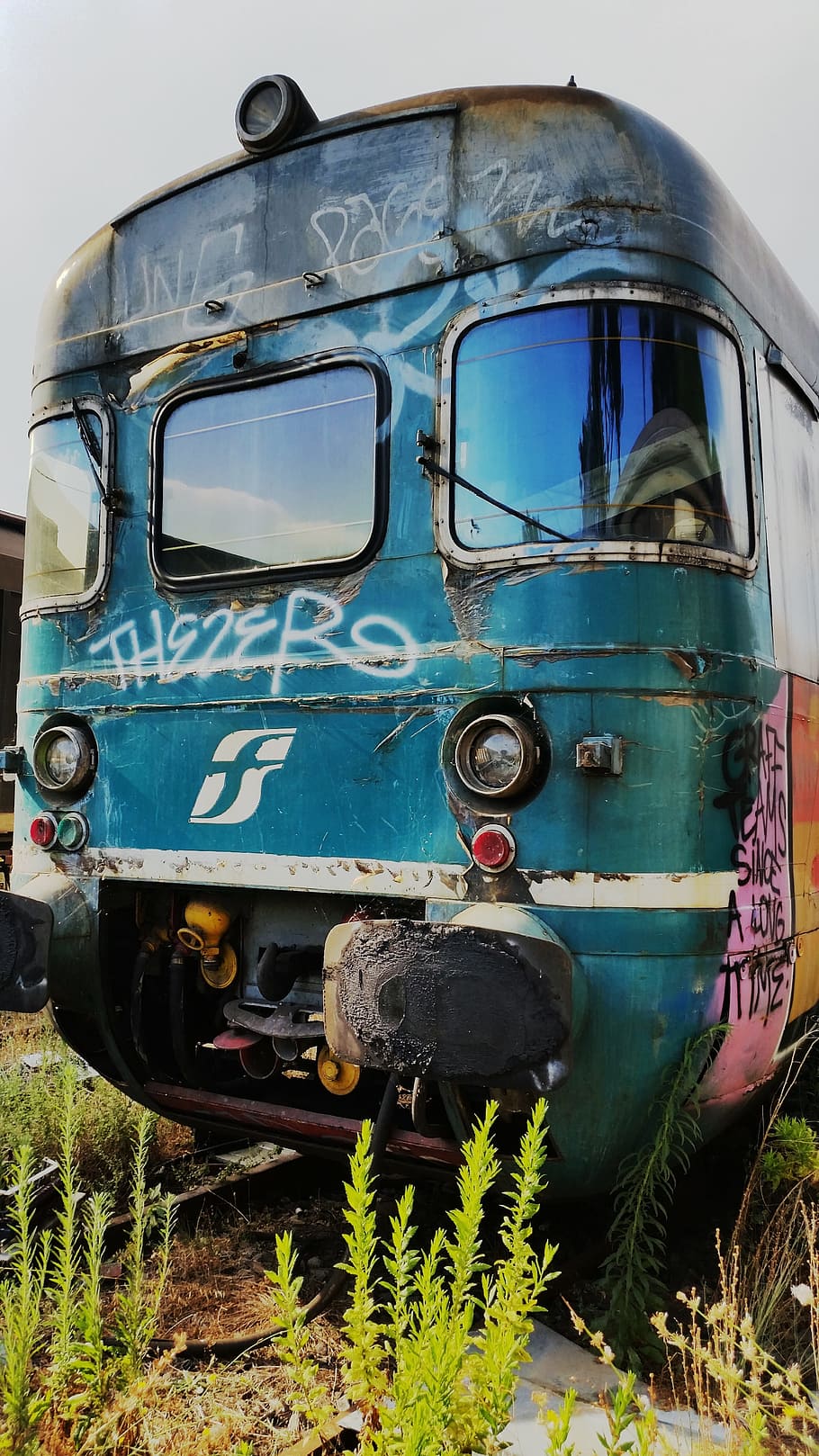Zug, Wagen, Graffiti, Transportmittel, verlassen, Transport, Landfahrzeug, Tag, keine Leute, alt, beschädigt, Natur, obsolet, Metall, Land, draußen, rostig, stationär, öffentliche Verkehrsmittel, Feld, Ablehnen, Kraftfahrzeug, heruntergewirtschaftet, Verschlechterung, Schrottplatz, 5K
