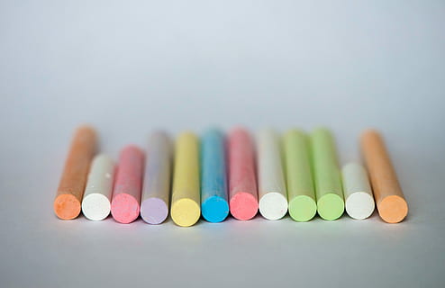 pezzi, colorato, gesso, arte, gessetti, disegno, Immagine, foto, dominio pubblico, matita, multicolore, pastello, giallo, formazione scolastica, colori, blu, legno - materiale, avvicinamento, rosso, attrezzatura, creatività, variazione, di fila, scelta, grande gruppo di oggetti, nessuno, girato in studio, pillola, in casa, dose, medicina, natura morta, abbondanza, capsula, messa a fuoco selettiva, concentrarsi sulle conoscenze acquisite, sfondo bianco, matita colorata, 5K, CC0, dominio pubblico, privo di copyright