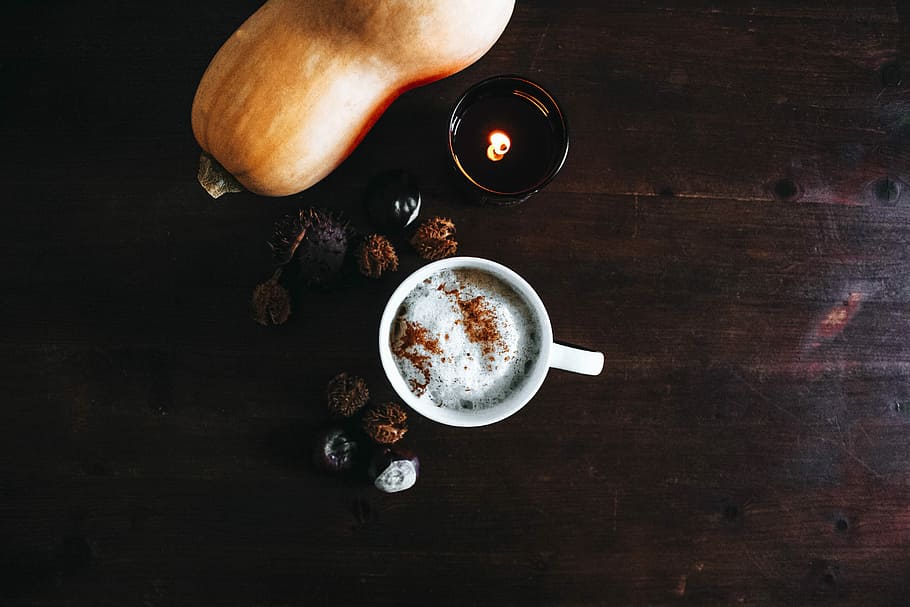 kaffekop, orange, grøntsag, Brun, træ-, overflade, hvid, keramisk, krus, ved siden af, græskar, top, græskar krydderi, Tableview, bordplade, squash, lys, kop, skum, bord, woodtable, sæson, indre, dekoration, kastanje, mad og drikke, direkte over, kaffe - drikke, kaffe, drikke, friskhed, forfriskning, stilleben, træ - materiale, skummende drikke, indendørs, mad, ingen mennesker, ristet kaffebønne, varm drikke, ske, latte, porcelæn, alkoholfri drikkevare, koffein, 4K