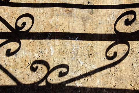 Hintergrund, Tapete, Sonnenlicht, Schatten, Lichtschatten, Hintergrundbild, abstrakt, Textur, Hintergründe, Ornament, altmodisch, rostig, keine Leute, Nahansicht, Tag, Graffiti, Wandbau - Funktion, Text, Kommunikation, die Architektur, Kunst und Handwerk, gebaute Struktur, Nummer, Muster, draußen, Zeichen, westliche Schrift, High Angle View, Holz - Material, Metall, Kreativität, Fokus auf Schatten, Schmiedeeisen, 5K, CC0, gemeinfrei, lizenzfrei