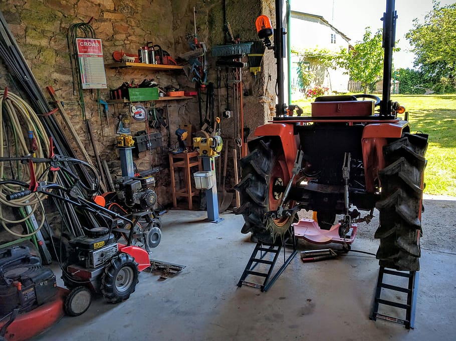 traktor, Domov, dílna, výtah, domácí dílna, opravy, pozemního vozidla, přeprava, auto, průmysl, nikdo, způsob dopravy, den, autoopravna, kolo, stavba, architektura, exteriér budovy, pneumatika, absence, garáž, nakupování, velká skupina objektů, venku, Příroda, stacionární, stroje, opravna, 4K