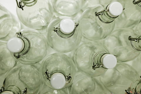 alto, foto en angulo, oscilación, parte superior, botellas, claro, lote de botellas de vidrio, botella, tapas, sencillo, transparente, desde arriba, gran grupo de objetos, nadie, de cerca, adentro, vista de alto ángulo, envase, fotograma completo, material de vidrio, antecedentes, salud y medicina, comida y bebida, foto de estudio, vacío, agua, abundancia, naturaleza, naturaleza muerta, vaso, 5K, CC0, dominio público, libre de derechos