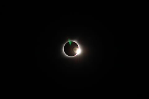 Eclipse solar, bajo, ángulo de fotografía, lunar, eclipsado, eclipse, Luna, Dom, circulo, total, diamante, totalidad, espacio, astronomía, cielo, fenomeno natural, noche, nadie, belleza en la naturaleza, naturaleza, copia espacio, ciencia, oscuro, al aire libre, escena tranquila, tranquilidad, retroiluminado, esfera, luminosidad, luz de la luna, 5K, CC0, dominio público, libre de derechos