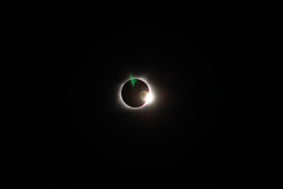 Eclipsi solar, baix, fotografia de vista d'angle, lunar, eclipsat, eclipsi, lluna, sol, cercle, total, diamant, totalitat, espai, astronomia, cel, fenomen natural, nit, cap gent, bellesa a la natura, naturalesa, còpia espai, ciència, fosc, a l'aire lliure, escena tranquil·la, tranquil·litat, retroil·luminat, esfera, lluminositat, llum de la lluna, 5K