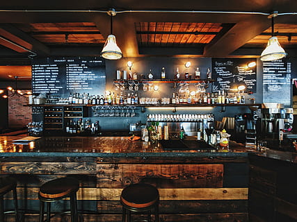 brun-tema bar, bar teller interiør, bar - drikke etablering, bar telleren, belyst, virksomhet, mat og Drikke, drikke, restaurant, innendørs, ingen folk, forfriskning, alkohol, container, belysningsutstyr, mat og drikke industri, avføring, bord, flaske, stor gruppe gjenstander, kafe, hylle, glass, uteliv, Kaffebutikk, tak, 4K, CC0, offentlig domene, opphavsrett gratis