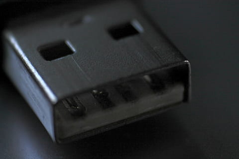 USB, enchufe, enchufe usb, computadora, accesorios de computador, conexión, conectar, tecnología, foto de estudio, adentro, de cerca, nadie, tecnología inalámbrica, de color negro, comunicación, fondo negro, solo objeto, vista de alto ángulo, cable USB, enfoque selectivo, equipo, datos, controlar, música, primer plano extremo, polvo, equipo eléctrico, 4K, CC0, dominio público, libre de derechos